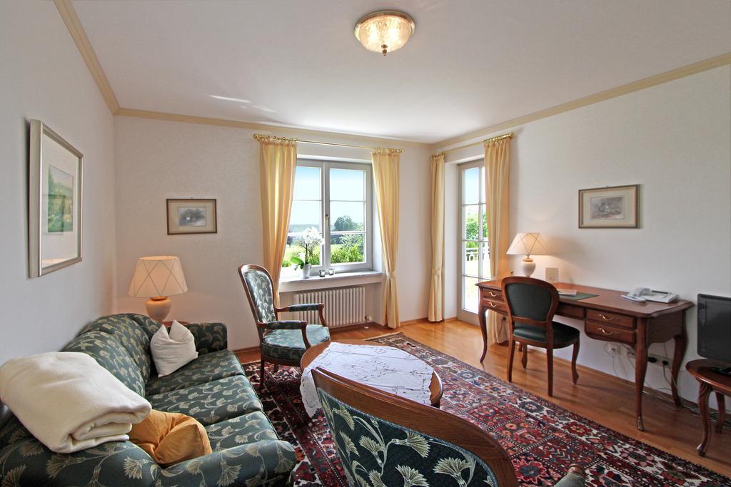 Gaestehaus Schloss Kronburg Dış mekan fotoğraf