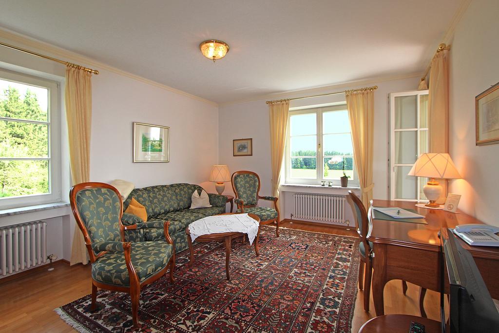 Gaestehaus Schloss Kronburg Dış mekan fotoğraf